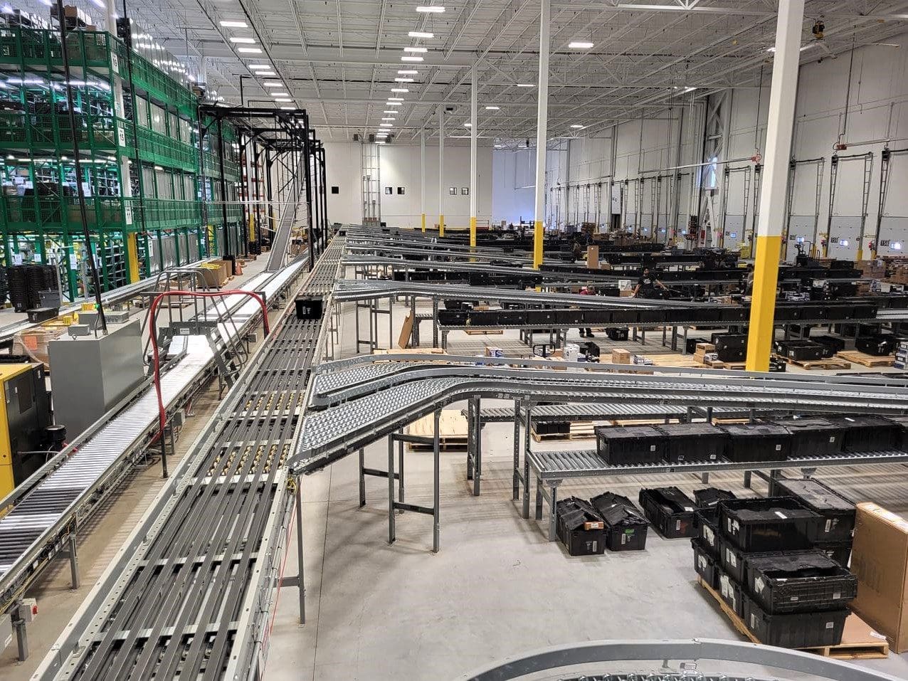 Multi band conveyor sorting totes